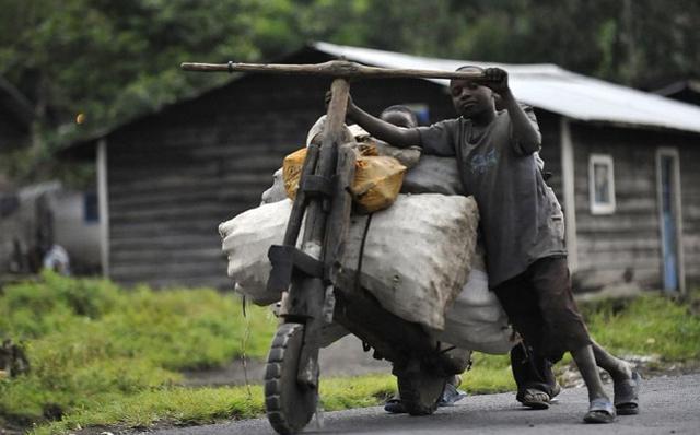 实拍：非洲穷人零成本制作木头自行车，既实用又时尚