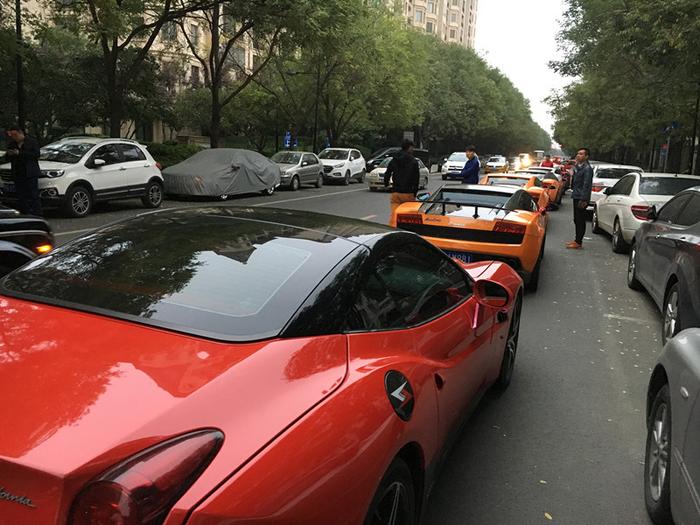 10辆幻影30辆超级跑车，史上最奢华婚车队伍出现北京