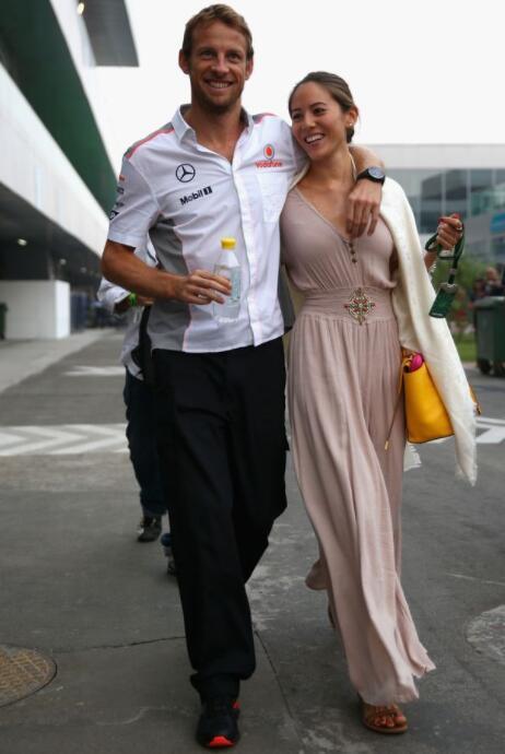 F1车手理查德·布兰森喝醉之后，司机碰了他的模特女朋友