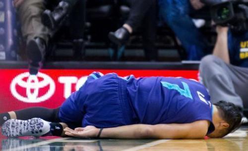 又一华人倒在NBA赛场上，林书豪韧带断裂，星途蒙尘！
