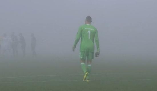 捷克欧联杯比赛遭遇严重雾霾 布拉格画面太美不敢看