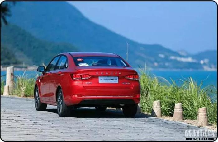 萨博底盘+独立悬挂，7.48万就能买到颜值操控兼备的国产家轿！