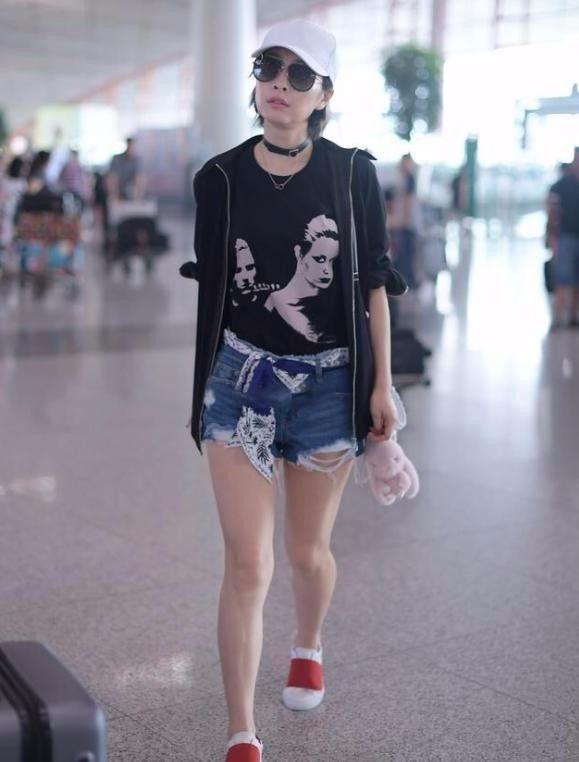 吴昕穿“丝巾短裤”现身机场，网友：真看不出来这裤子值2万多！