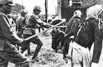 日军侵略者在战俘集中营中用活人俘虏练刺杀