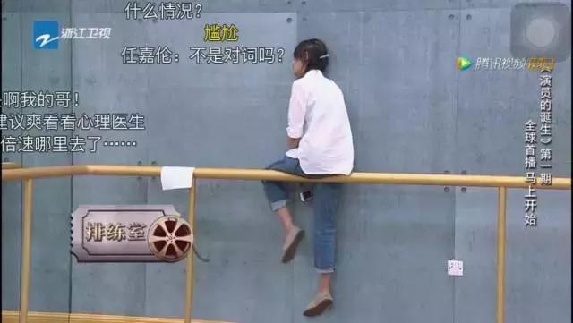 任嘉伦手里拿着剧本,内心是崩溃的:碰到这样的同事,咋合作?在线等,急。。。。。。