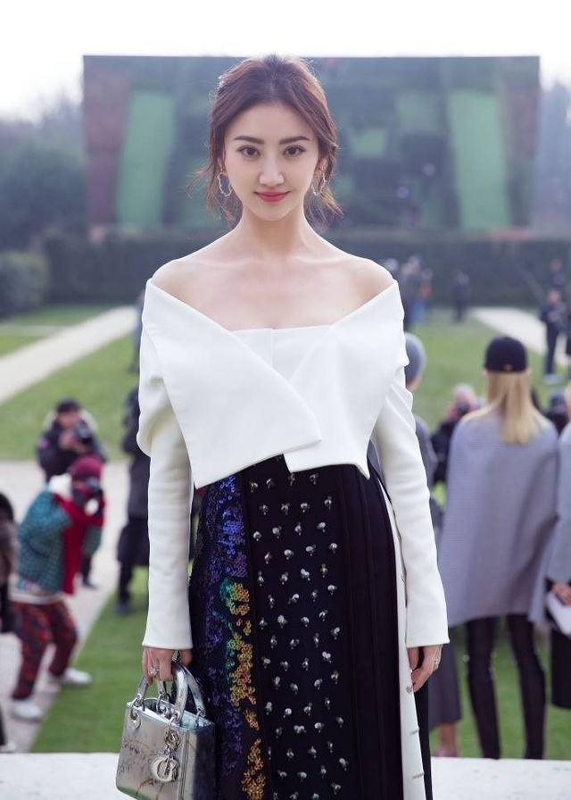景甜曾巧妙地拒绝了甄子丹的“拥抱”,面对他却大胆吻了起来!