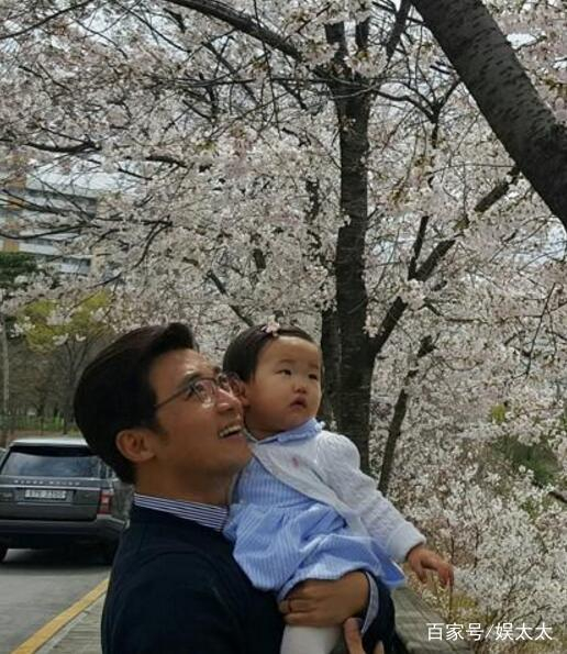 46岁安在旭现状曝光，疾病缠身老态发福，1岁女儿长相被批丑