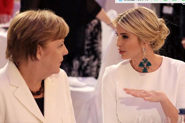 美国第一千伊万卡穿白裙现身G20妇女峰会照片，与默克尔热聊！