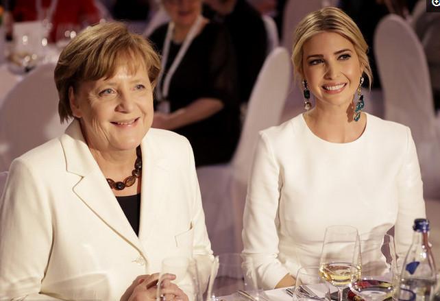 美国第一千伊万卡穿白裙现身G20妇女峰会照片，与默克尔热聊！