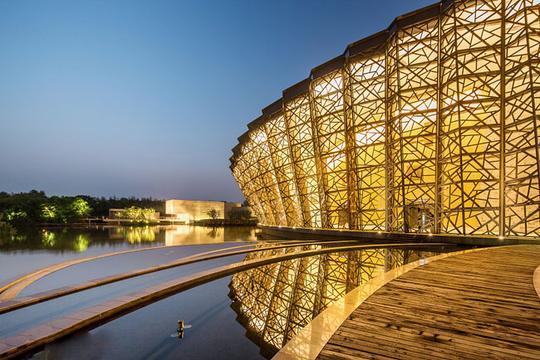 乌镇大剧院夜景照明设计：灯光形成虚实交映的多元空间！