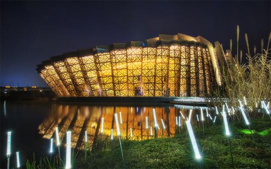 乌镇大剧院夜景照明设计：灯光形成虚实交映的多元空间！