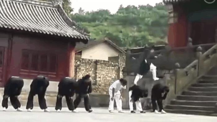 实拍: 湖北轻功第一人, 上演飞檐走壁, 纵跳20米身轻如燕
