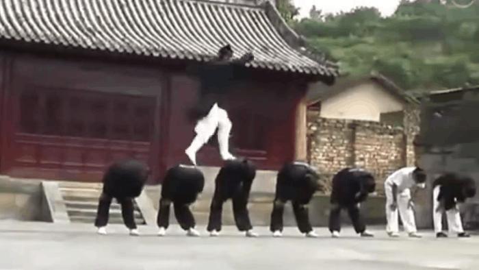 实拍: 湖北轻功第一人, 上演飞檐走壁, 纵跳20米身轻如燕