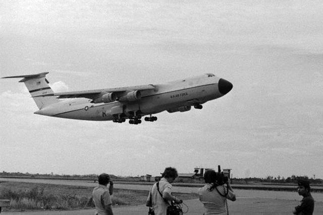 美国空军最惨烈的空难事故，C5运输机载着大量婴儿坠毁