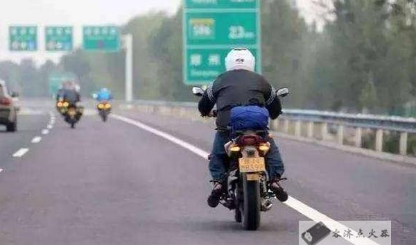 摩托车上高速公路行驶，没钱缴费怎么办？