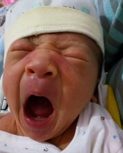 宝宝刚出生妈妈不敢认，哭着控诉护士肯定抱错孩子了