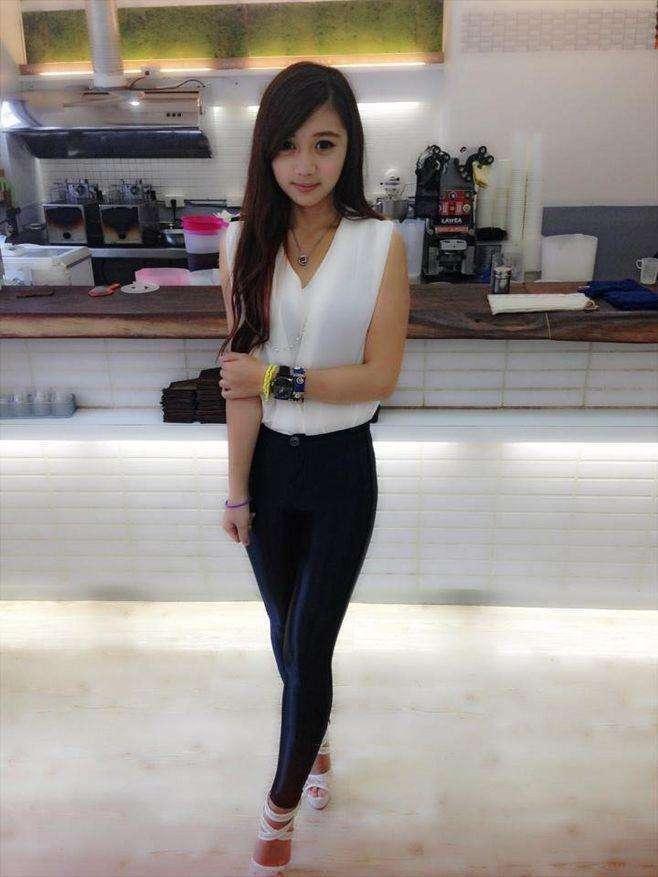 穿上紧身裤，感觉女友年轻好几岁，淡雅的感觉