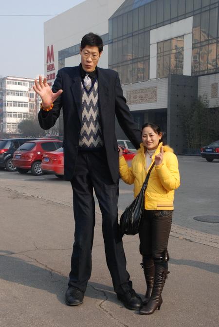 2米37亚洲第一巨人张俊才与1米65妻子现状！结婚18年却仍没能怀孕