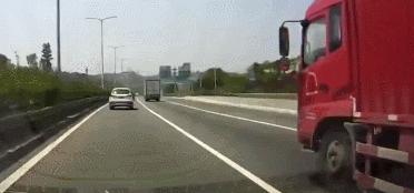 高速公路掉头逆向行驶，网友：没死，深表遗憾！