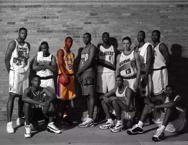 科比二十年篮球生涯，“终老”紫金，留给我们的是青春里的回忆