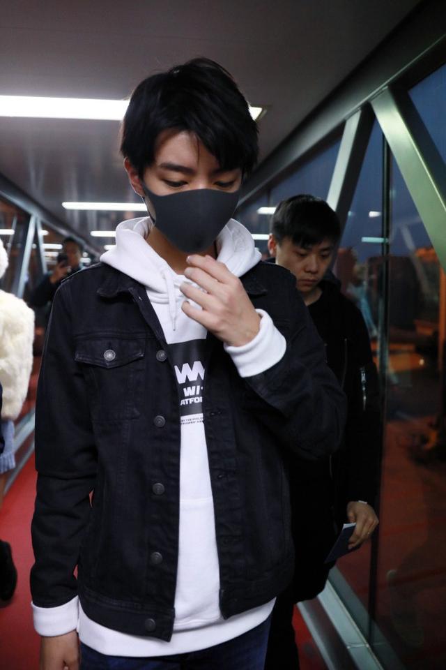 王俊凯帅气现身机场，但却被额头上的疤痕抢镜
