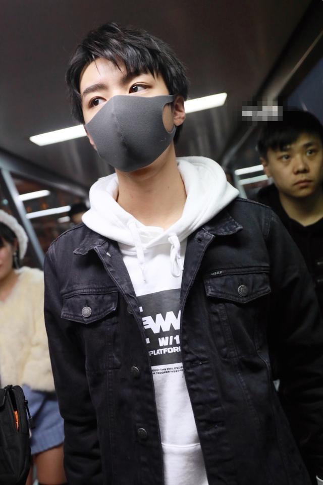 王俊凯帅气现身机场，但却被额头上的疤痕抢镜