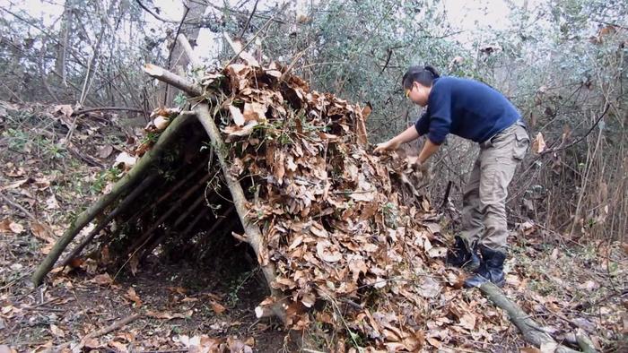 搭建荒野求生贝尔式简易临时庇护所