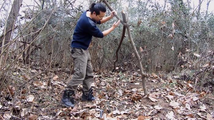 搭建荒野求生贝尔式简易临时庇护所