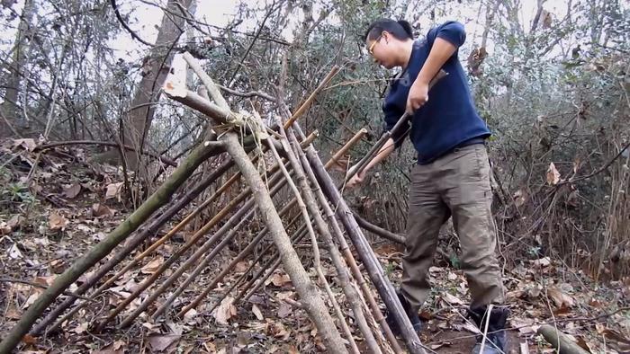 搭建荒野求生贝尔式简易临时庇护所