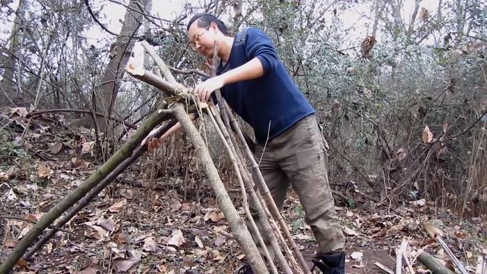 搭建荒野求生贝尔式简易临时庇护所