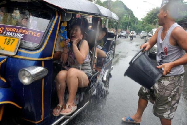 实拍泰国泼水节, 见人就泼, 有些女性“尴尬”了?