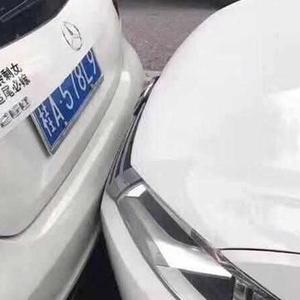 为看到奔驰车后的字高清图片