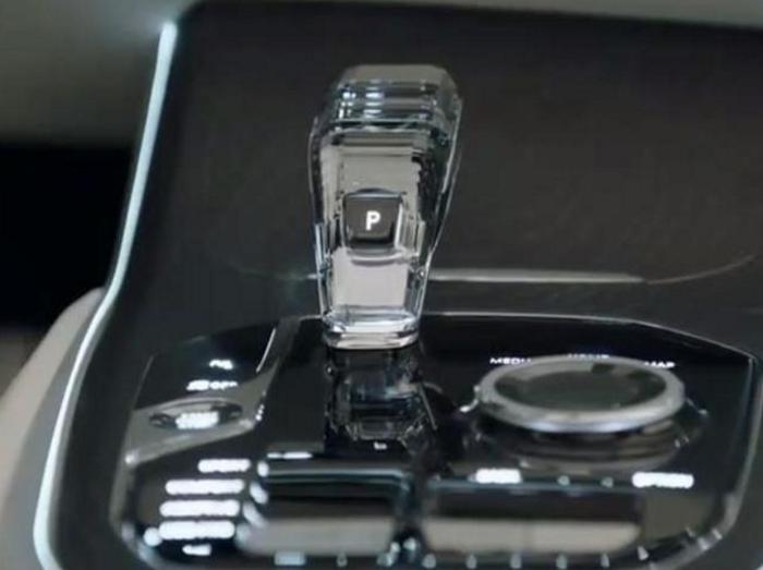 宝马X7太酷炫了，透明车顶，水晶挡杆！
