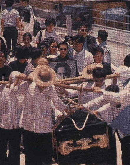 黄家驹葬礼现场: 灵堂上四个字让人心痛, 墓碑上的话震撼人心