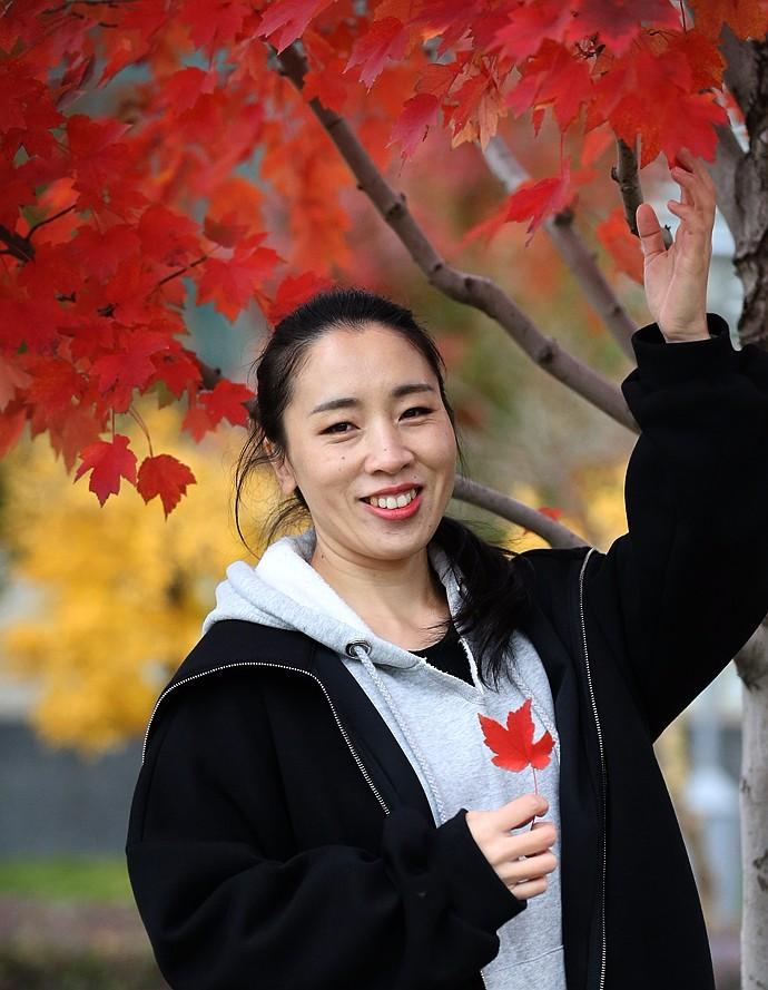 苏州大学 的红枫叶和校园美女