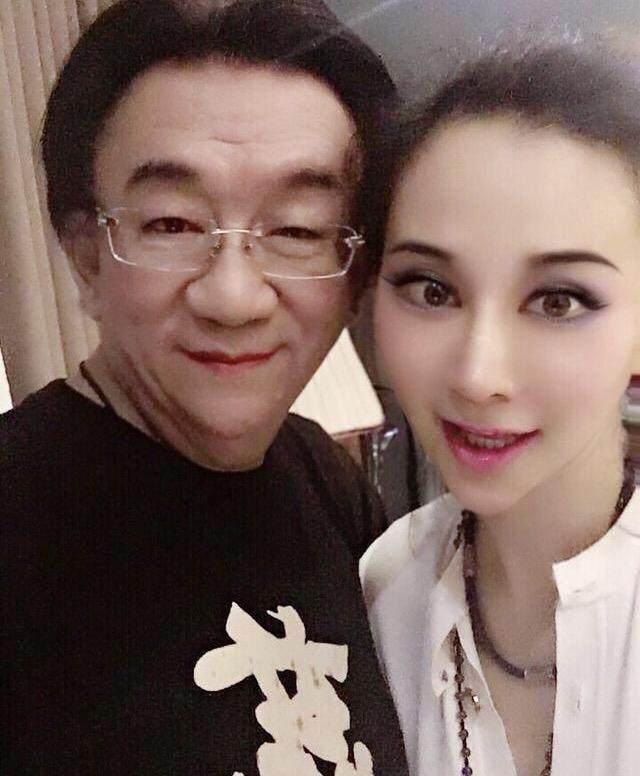 继何云伟后，郭德纲师父的哥哥侯耀华，再收混血网红女为徒