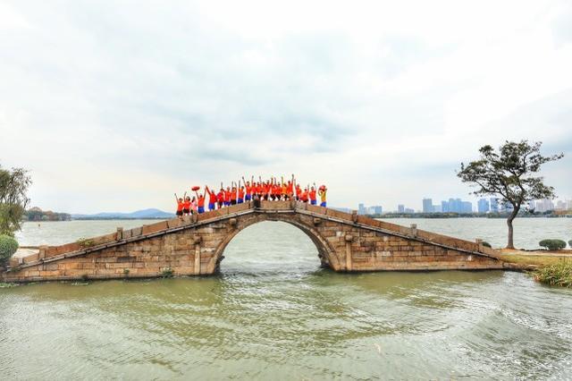 跑一场蠡湖半马，携西施花前月下