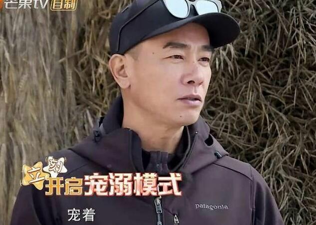 当着儿子面亲吻，陈小春应采儿二人世界齁甜，Jasper都吃醋了