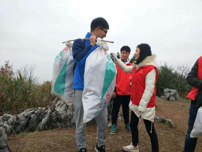白沙镇团委组织志愿者 开展公益环保捡垃圾活动