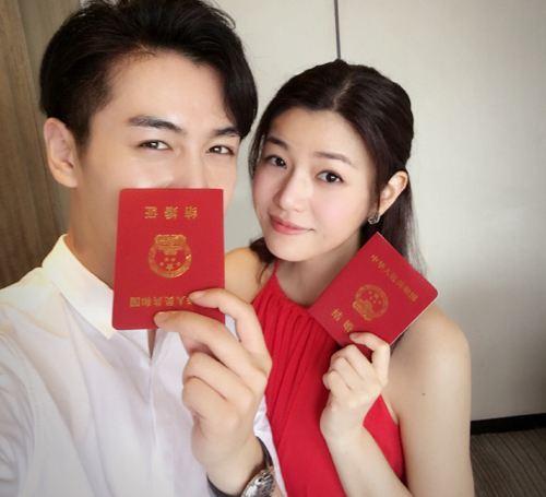 明星夫妻晒结婚证，吕一挡脸显俏皮，陈小春的结婚证最特别！