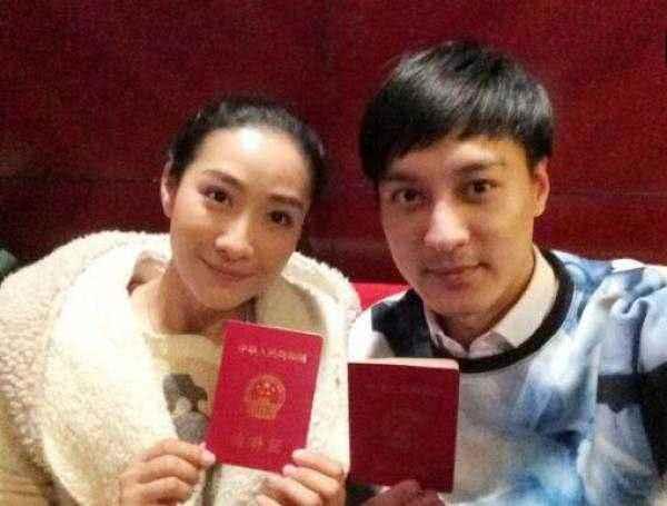 明星夫妻晒结婚证，吕一挡脸显俏皮，陈小春的结婚证最特别！
