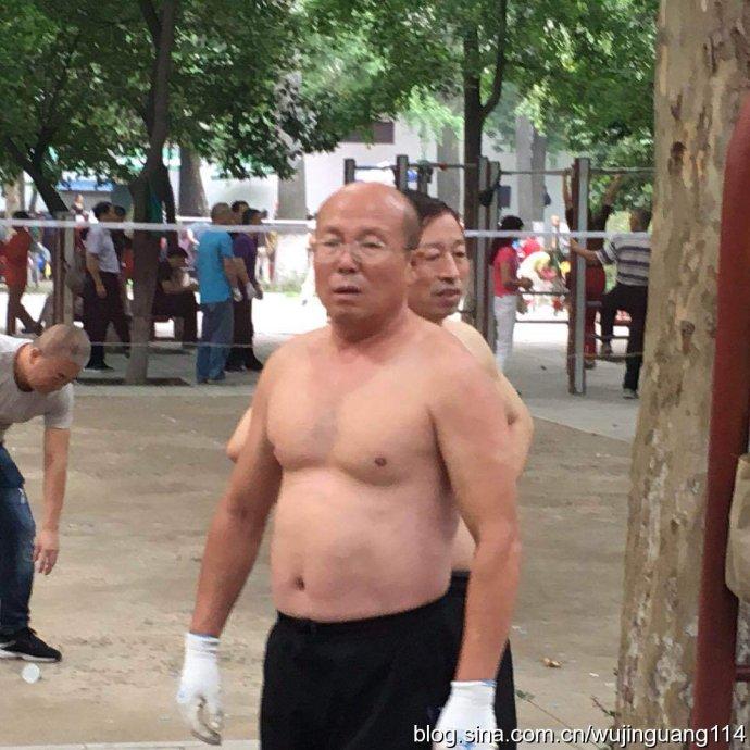 实拍：西北大汉公园单杠秀肌肉（图）