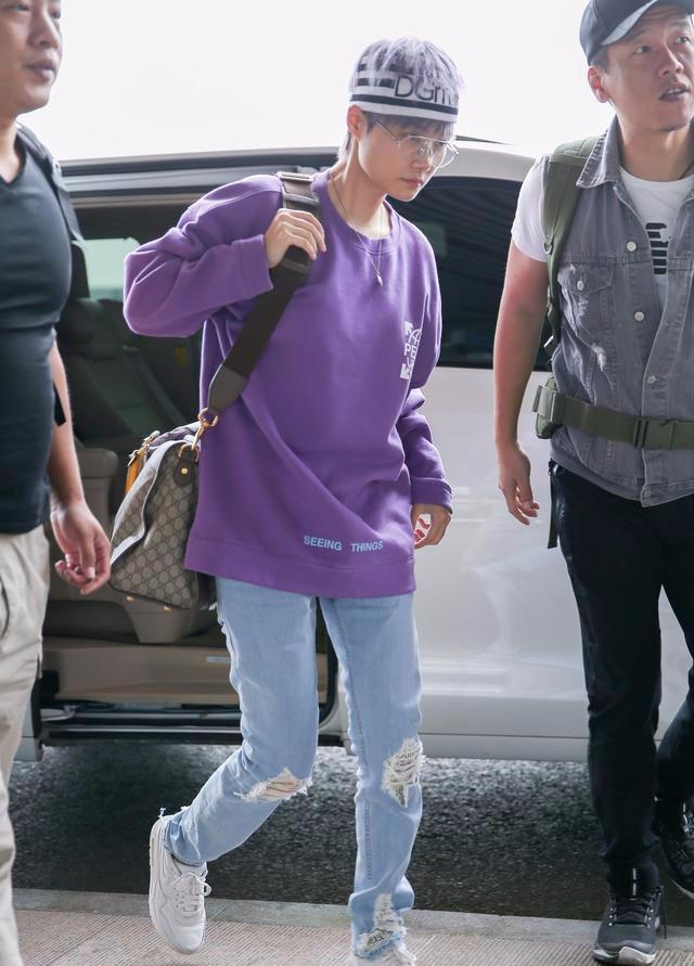 33岁李宇春现身机场，紫色卫衣配上紫色头发，网友：春哥太帅了！