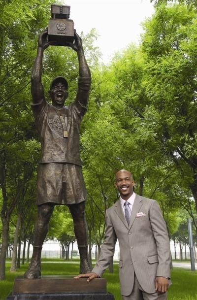 NBA动作最霸气的雕像：乔丹骑扣多位巨星，魔术师像超人飞行！