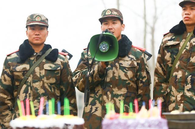 暖心! 实弹射击场上为兵哥哥举办“战地生日”