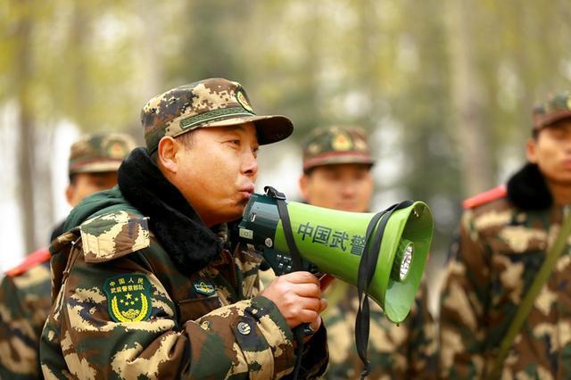 暖心! 实弹射击场上为兵哥哥举办“战地生日”