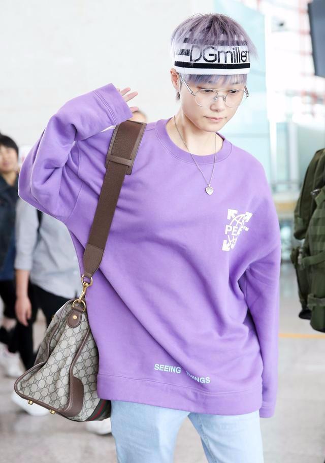33岁李宇春现身机场，紫色卫衣配上紫色头发，网友：春哥太帅了！