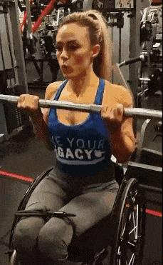 她带着轮椅做“引体向上”，她才是这个世界上最性感的健身女神！