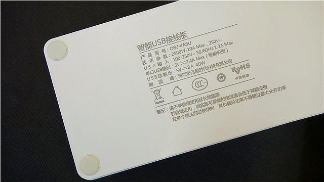 orico排插背板上印有产品铭牌信息，包括产品名称、产品型号、电气参数等