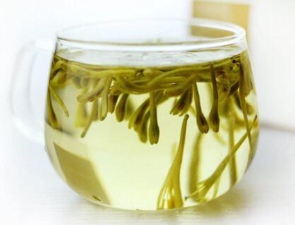 金银茶不仅可以清肝明目、降低胆固醇，还能预防冠心病和心绞痛